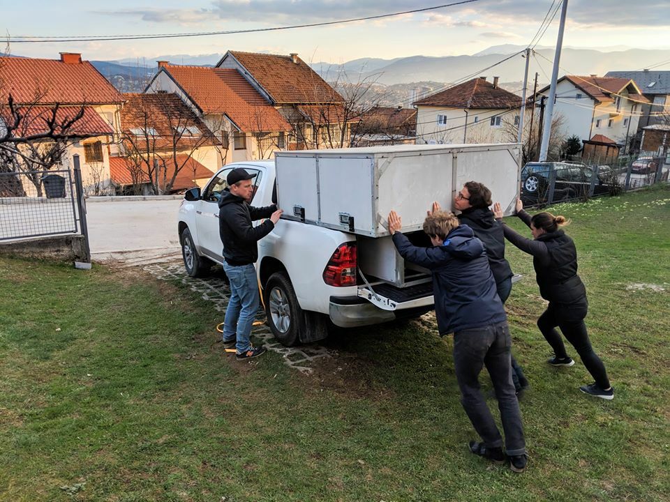 Das Cadus-Team belädt ein Einsatzfahrzeug in Sarajevo 2019 ©Christian Vagt