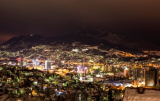 Blick über das nächtliche Sarajevo, Winter 2019 ©Oliver Wolff