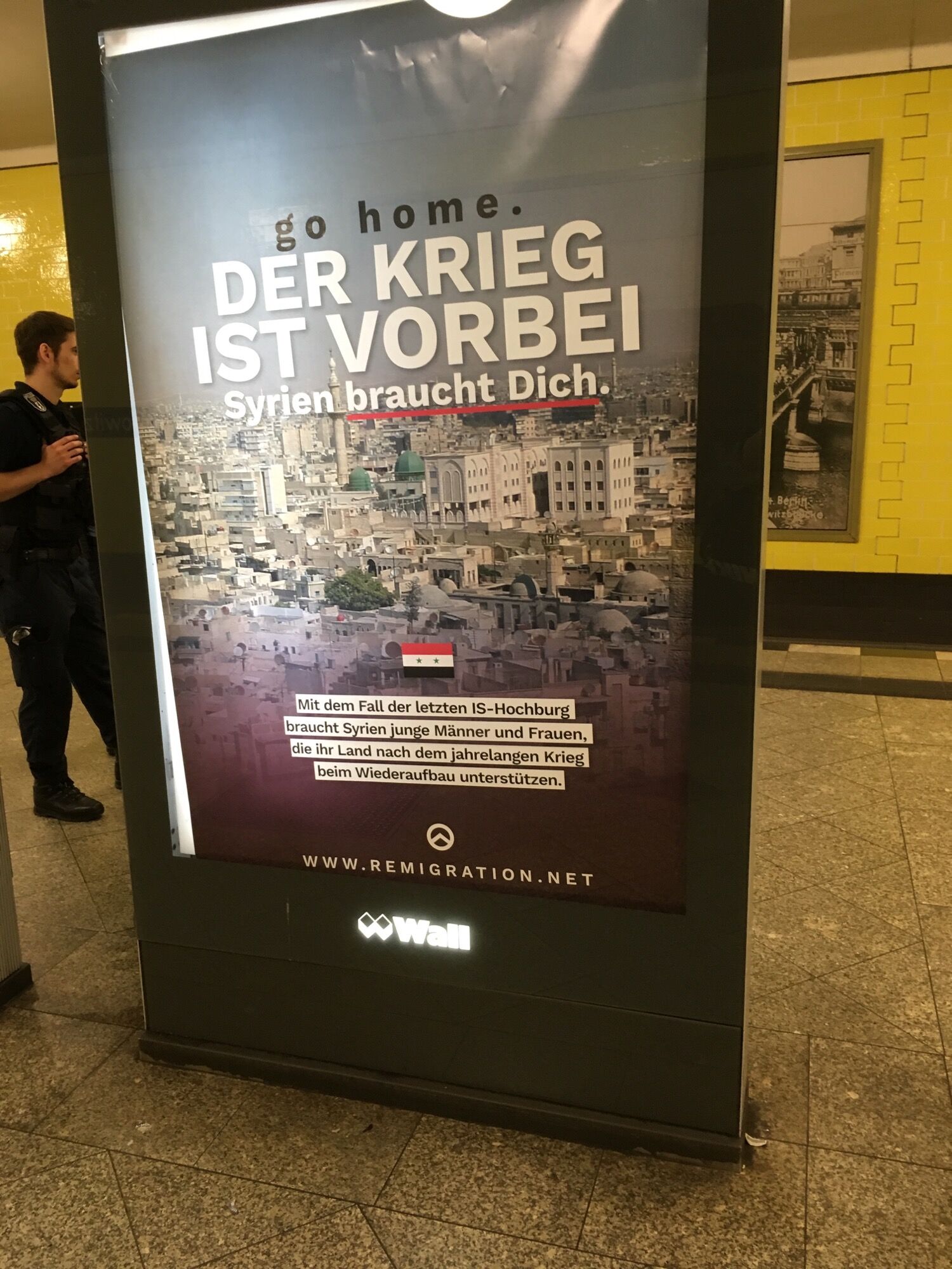 Ein Plakat der rechten Identitären fordert Syrer auf in ihr Heimatland zurückzukehren um es wieder aufzubauen.