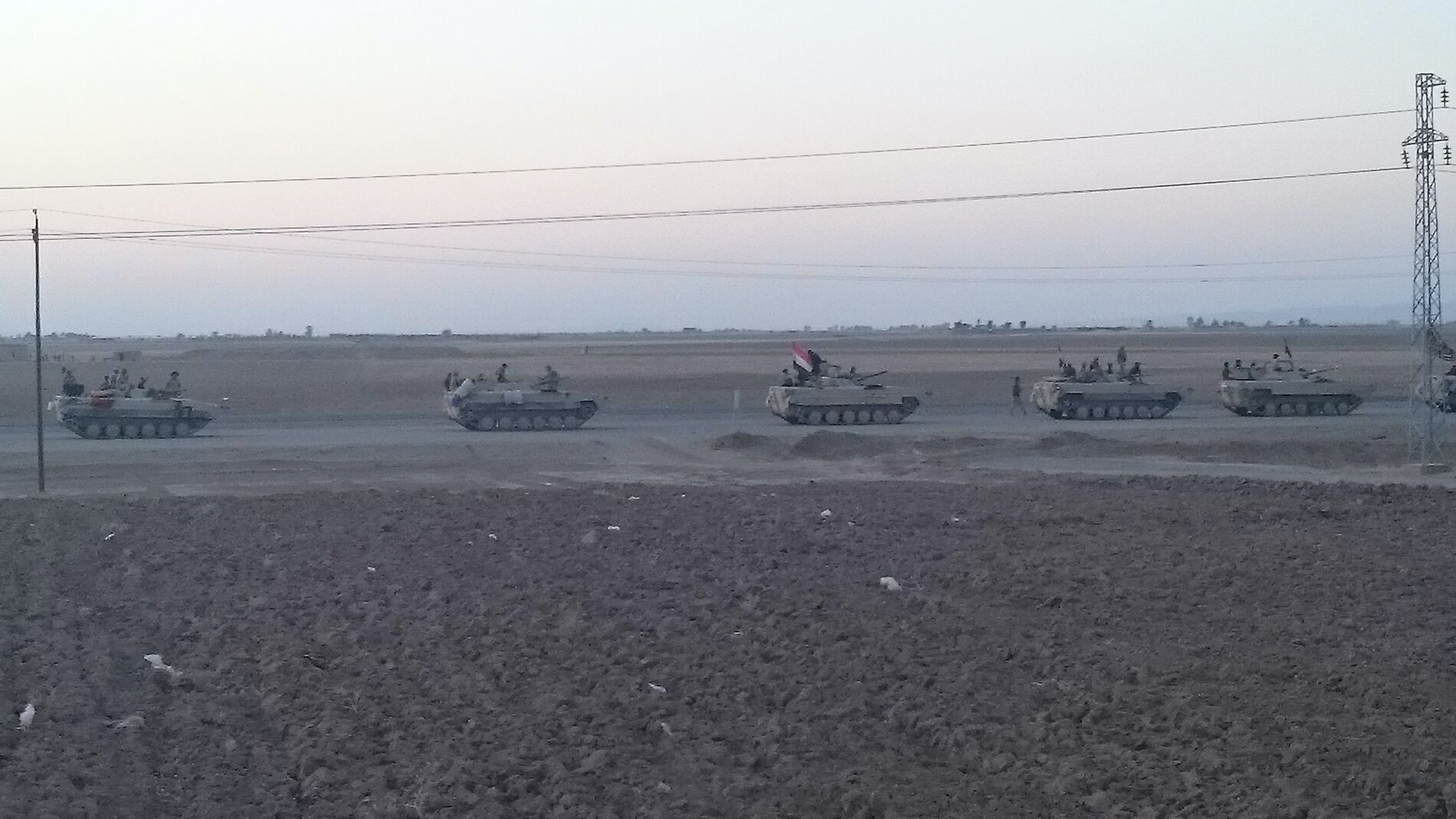 Irakische Panzer fahren morgens in Hawija auf einer Straße zwischen Äckern im Oktober 2017.