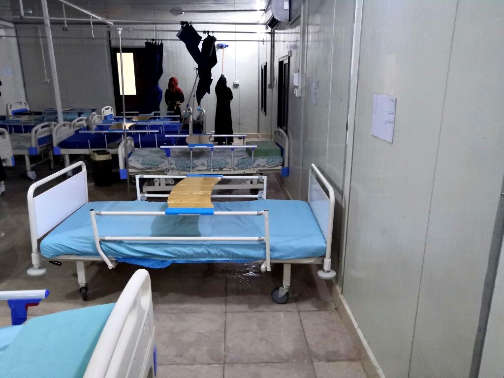 Two women cleaning the patient room of the field hospital at al-Hawl thoroughly as measure against the Corona virus.