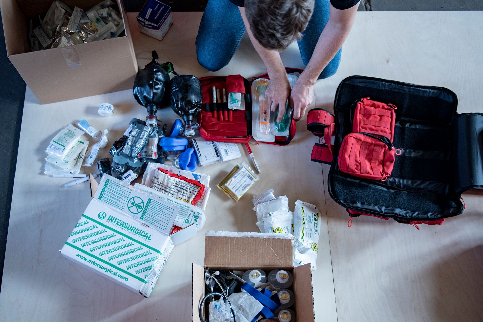 A rescue bag is being packed for a deployment. ©Christoph Löffler