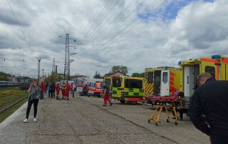 Rettungswagen nebeneinander an einem Bahsteig