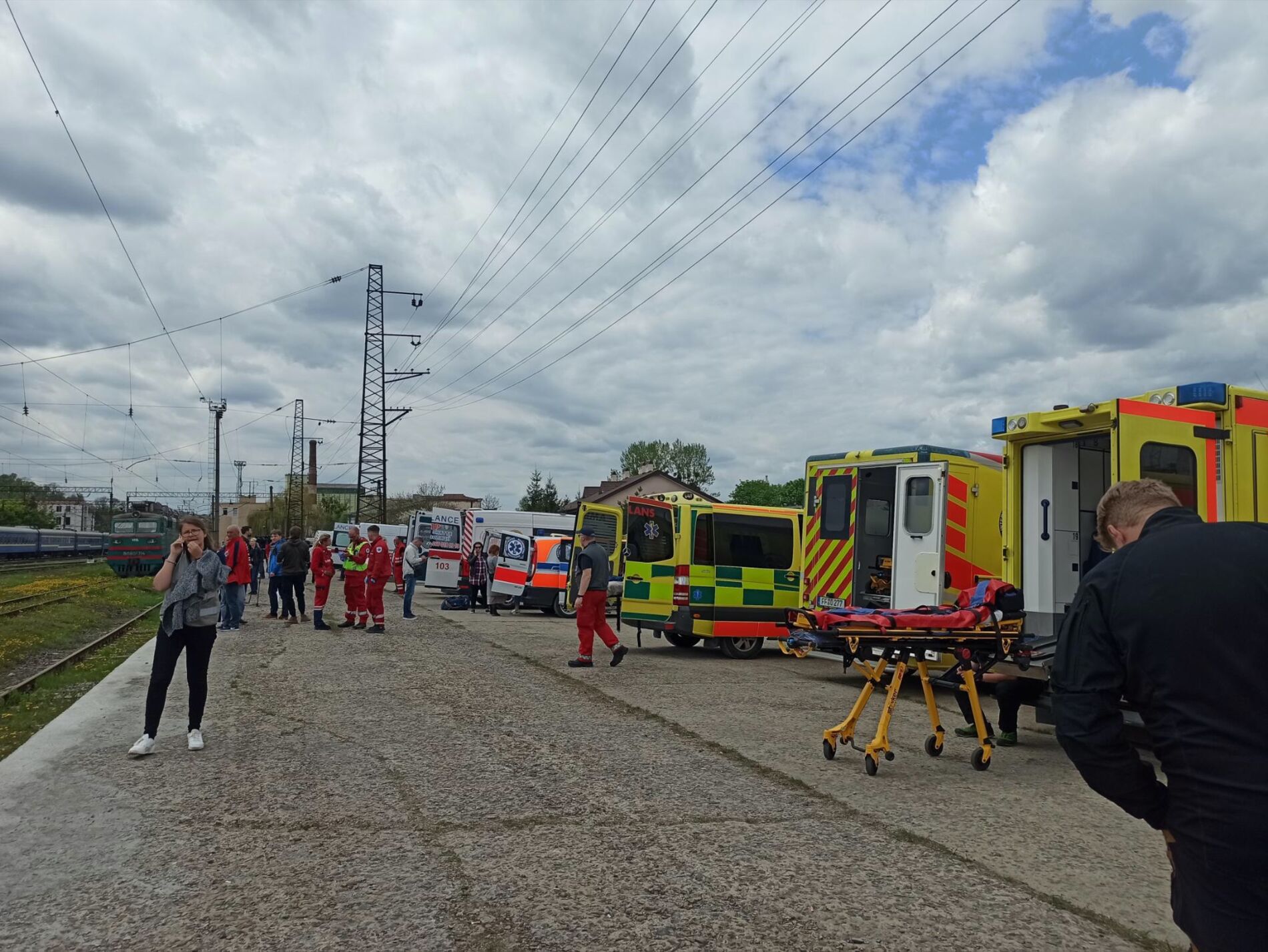 Rettungswagen nebeneinander an einem Bahsteig