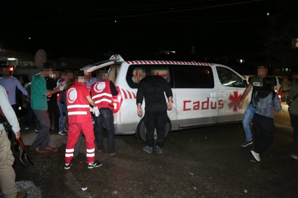 Rettungskräfte von Heyva Sor laden in Serekanyie Verletzte in eine CADUS-Ambulanz.