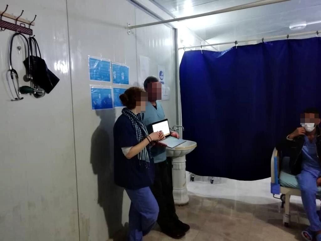 Zwei Dozent*innen unterrichten medizinisches Personal im Krankenhaus in al-Hol.