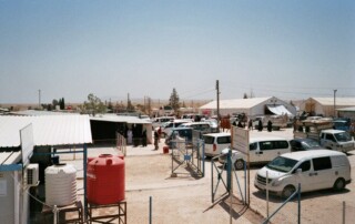 Überblick über das Camp vom Dach des Krankenhauses. Linker Hand Gesundheitsstationen anderer Organisationen, rechts Lagerhallen. In der Mitte der Hauptweg zum Eingang.