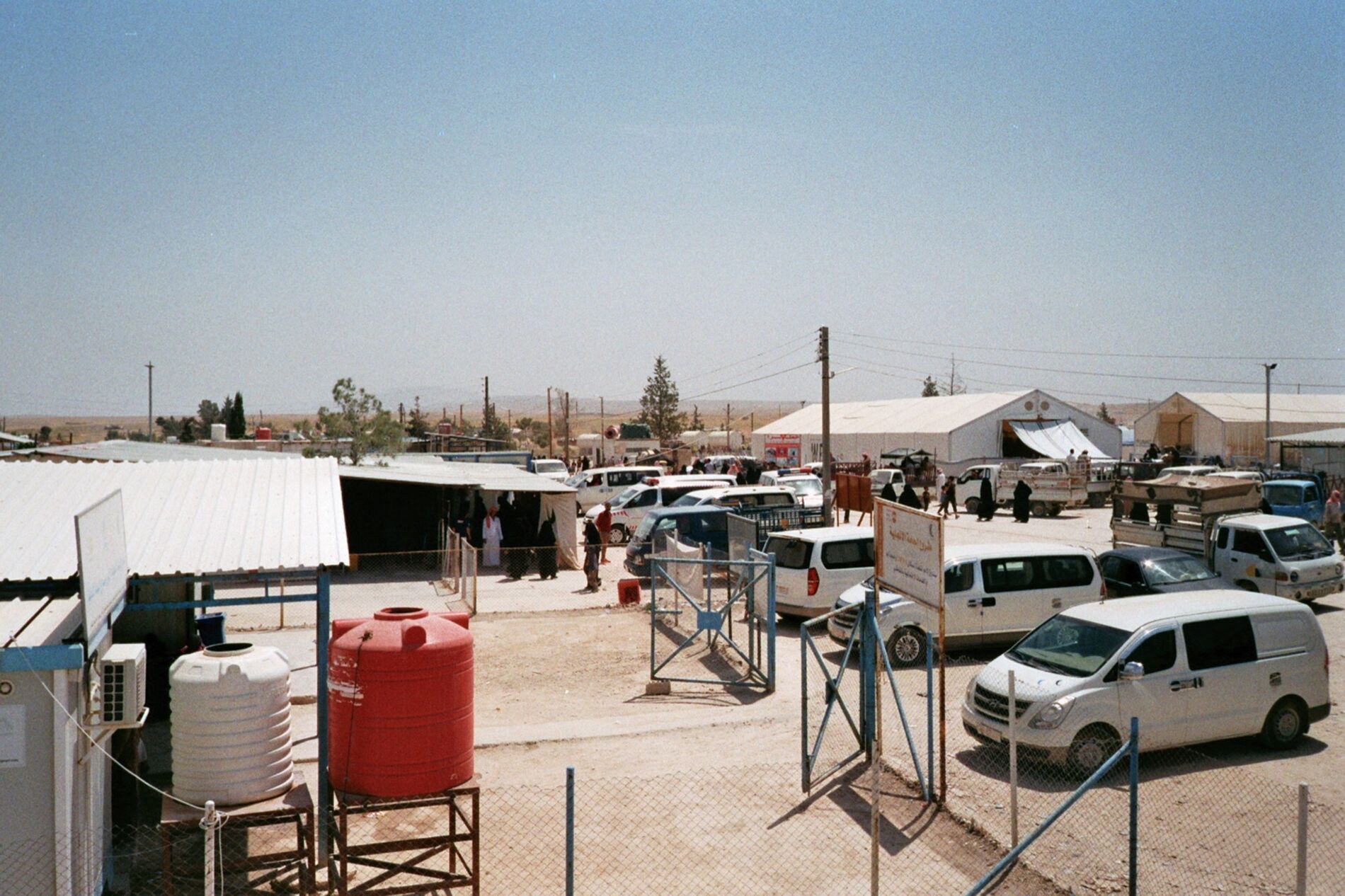Überblick über das Camp vom Dach des Krankenhauses. Linker Hand Gesundheitsstationen anderer Organisationen, rechts Lagerhallen. In der Mitte der Hauptweg zum Eingang.