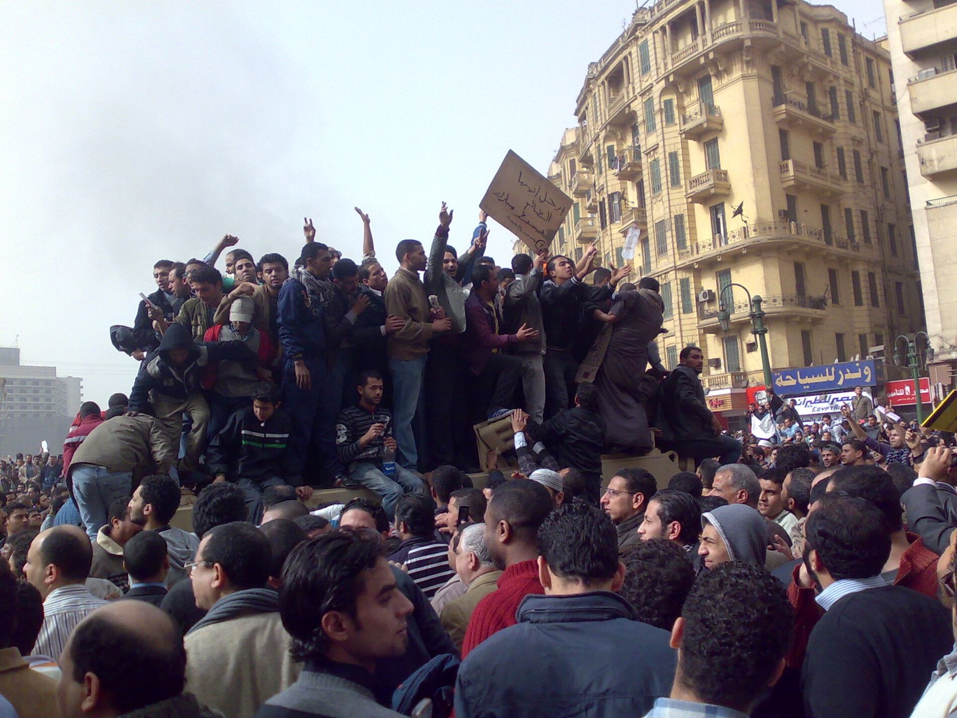 Demonstranten, die am 29. Januar 2011 auf einem Armee-Lastwagen in der Innenstadt von Kairo stehen
